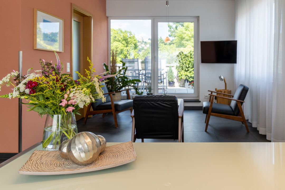 Sitzgruppe im hellen Praxisraum mit Blick zum Balkon