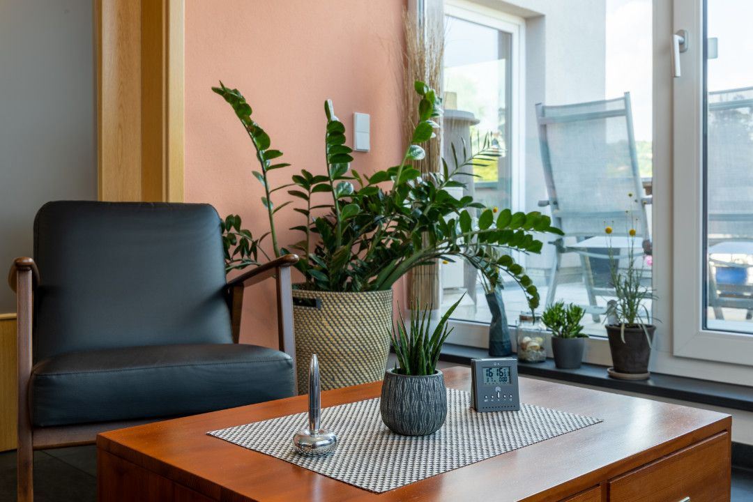 Sessel und Tisch am Fenster der Praxis
